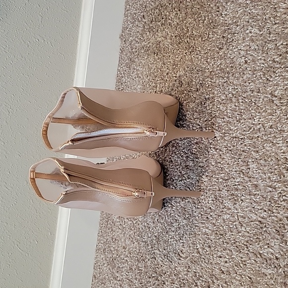 NEVER WORN HEELS - Picture 2 of 4